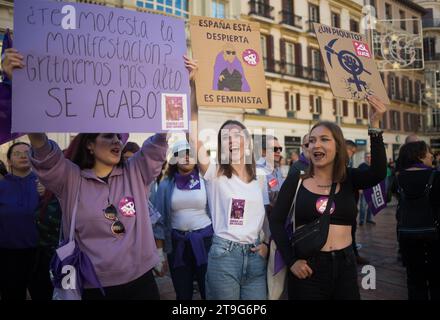 Malaga, Spagna. 25 novembre 2023. Un gruppo di donne è visto sorridere e tenere in piedi cartelli con iscrizioni contro la violenza di genere durante una manifestazione della giornata internazionale per l'eliminazione della violenza contro le donne. Decine di manifestanti si recano per le strade di Malaga per denunciare le femicidi e gli abusatori delle femmine in un movimento nazionale che si tiene ogni 25 novembre. (Foto di Jesus Merida/SOPA Images/Sipa USA) credito: SIPA USA/Alamy Live News Foto Stock