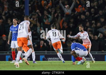 Portsmouth, Regno Unito. 25 novembre 2023. Il centrocampista del Blackpool Albie Morgan (8) segna un GOL 0-4 e festeggia con il centrocampista del Blackpool CJ Hamilton (22) durante la partita Portsmouth FC vs Blackpool FC Sky BET EFL League One a Fratton Park, Portsmouth, Inghilterra, Regno Unito il 25 novembre 2023 Credit: Every Second Media/Alamy Live News Foto Stock