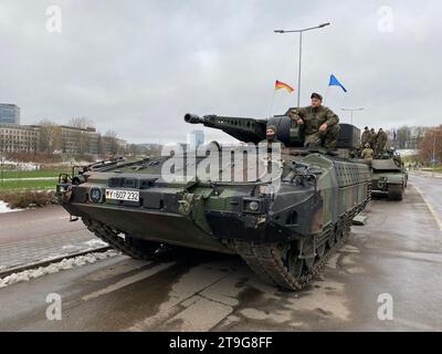 Vilnius, Lituania. 25 novembre 2023. Soldati tedeschi sul veicolo da combattimento della fanteria Puma prima della parata militare. Credito: Alexander Welscher/dpa/Alamy Live News Foto Stock