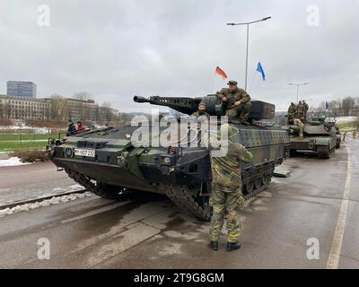 Vilnius, Lituania. 25 novembre 2023. Soldati tedeschi sul veicolo da combattimento della fanteria Puma prima della parata militare. Credito: Alexander Welscher/dpa/Alamy Live News Foto Stock