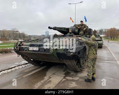 Vilnius, Lituania. 25 novembre 2023. Soldati tedeschi sul veicolo da combattimento della fanteria Puma prima della parata militare. Credito: Alexander Welscher/dpa/Alamy Live News Foto Stock