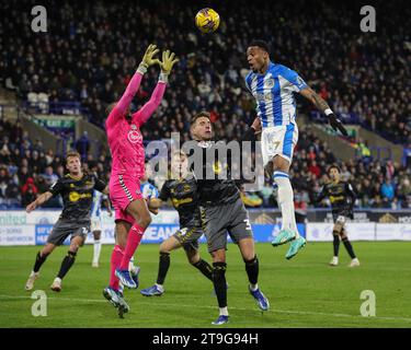 Il portiere Gavin Bazunu #31 di Southampton e Delano Burgzorg #7 di Huddersfield Town si alzano entrambi per la palla durante la partita del campionato Sky Bet Huddersfield Town vs Southampton al John Smith's Stadium, Huddersfield, Regno Unito, 25 novembre 2023 (foto di James Heaton/News Images) Foto Stock