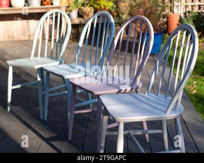 Set di sedie Windsor Ercol vintage dipinte a mano. Le sedie sono dipinte in colori pastello con vernice minerale Fusion. Foto Stock