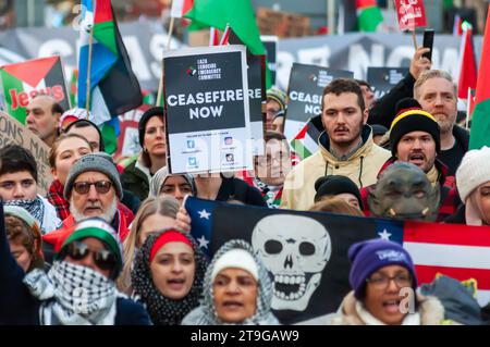 Glasgow, Scozia, Regno Unito. 25 novembre 2023. Le persone che sostengono la Palestina partecipano a una manifestazione a Buchanan Steps per protestare contro il conflitto israelo-palestinese in corso e poi scendere per le strade per marciare attraverso la città. Credito: SKULLY/Alamy Live News Foto Stock