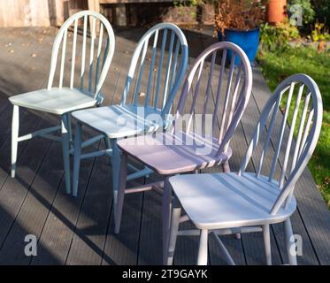 Set di sedie Windsor Ercol vintage dipinte a mano. Le sedie sono dipinte in colori pastello con vernice minerale Fusion. Foto Stock