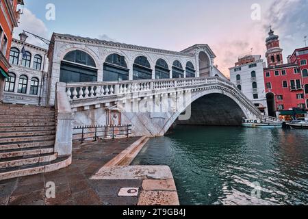 Venezia, Italia - 9 novembre 2023: Ponte di Rialto sul Canal grande Foto Stock