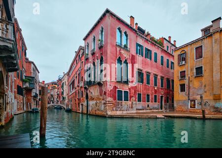 Venezia, Italia - 9 novembre 2023: Paesaggio urbano e canali di Venezia e colorata e antica architettura della città Foto Stock
