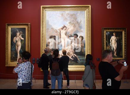Parigi, Francia - 29 agosto 2019: Visitatore vicino alla nascita di Venere di William-Adolphe Bouguereau dipinto nel Museo d'Orsay a Parigi, Francia. Foto Stock