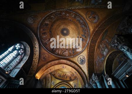 Venezia, Italia - 9 novembre 2023: Vista interna della Basilica di San Marco con mosaici dorati coperti in Piazza San Marco Foto Stock