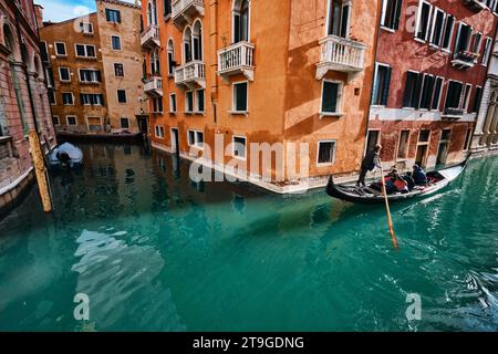 Venezia, Italia - 9 novembre 2023: Paesaggio urbano e canali di Venezia e colorata e antica architettura della città Foto Stock