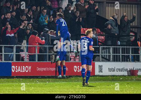 I giocatori del Milton Keynes Dons FC celebrano il loro terzo gol durante la partita di Sky Bet League 2 tra Salford City e MK Dons al Peninsula Stadium, Moor Lane, Salford, sabato 25 novembre 2023. (Foto: Ian Charles | mi News) crediti: MI News & Sport /Alamy Live News Foto Stock