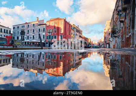 Venezia, Italia - 9 novembre 2023: Paesaggio urbano e riflesso di Venezia, edifici colorati e architettura della città Foto Stock
