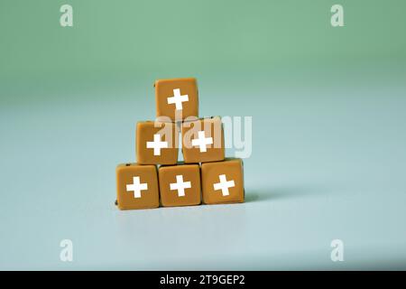 Concetto di valore aggiunto o aumento dei benefici. Simboli icona di progresso e profitto su blocchi di legno Foto Stock