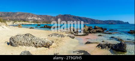 Una vista dall'isola sulla spiaggia di Elafonissi, Creta guardando verso la terraferma Foto Stock