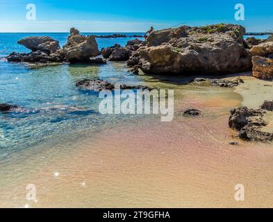 Guardando lungo la spiaggia di Elafonissi, Creta si può vedere il famoso colore rosa della sabbia Foto Stock