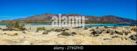 Una vista panoramica dall'isola sulla spiaggia di Elafonissi, Creta guardando verso la terraferma Foto Stock