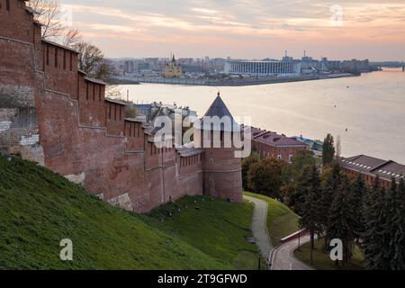 Nizhny Novgorod. Vista del Cremlino e dell'Oka e del Volga al tramonto Foto Stock