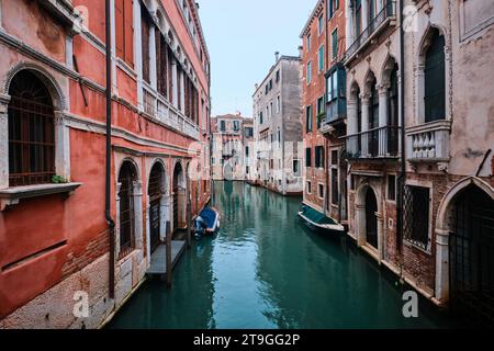 Venezia, Italia - 9 novembre 2023: Paesaggio urbano e canali di Venezia e colorata e antica architettura della città Foto Stock