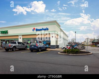 Roma, New York - 21 novembre 2023: Vista panoramica del Domino's Pizza Restaurant Building. Fondata nel 1960, la catena è di proprietà del franchisor Master Dom Foto Stock