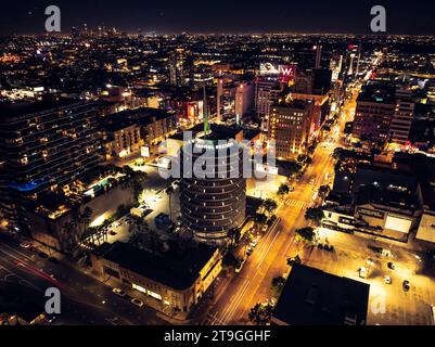 Los Angeles, USA. 11 novembre 2023. Vista dello skyline di Hollywood con l'iconico edificio della Capitol Records. La riapertura di Hollywood è una serie di due lunghi scioperi del settore che hanno interrotto la produzione cinematografica e televisiva. 11/15/2023 Los Angeles, CA., USA (foto di Ted Soqui/SIPA USA) credito: SIPA USA/Alamy Live News Foto Stock