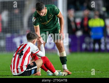 Jordan Houghton #4 di Plymouth Argyle stringe la mano con Dan Neil #24 di Sunderland a tempo pieno durante il match per il Sky Bet Championship Plymouth Argyle vs Sunderland a Home Park, Plymouth, Regno Unito, 25 novembre 2023 (foto di Stan Kasala/News Images) Foto Stock