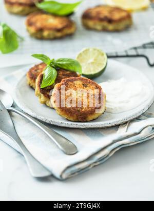 Torte di pesce tradizionali fatte in casa con tlimone e panna acida Foto Stock