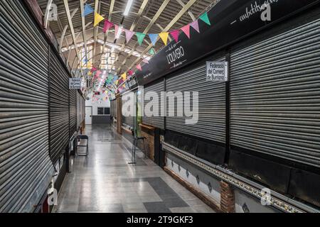 Sala vuota del mercato centrale con bancarelle chiuse e persiane disegnate nella città di Burriana, Castello, Comunità Valenciana, Spagna, Europa Foto Stock