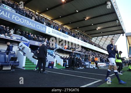 Londra, Regno Unito. 25 novembre 2023. Murray Wallace di Millwall esce prima dell'EFL Sky Bet Championship match tra Millwall e Coventry City a Den, Londra, Inghilterra il 25 novembre 2023. Foto di Joshua Smith. Solo per uso editoriale, licenza necessaria per uso commerciale. Nessun utilizzo in scommesse, giochi o pubblicazioni di un singolo club/campionato/giocatore. Credito: UK Sports Pics Ltd/Alamy Live News Foto Stock