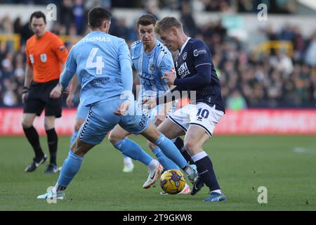 Londra, Regno Unito. 25 novembre 2023. Zian Flemming di Millwall sul pallone durante la partita dell'EFL Sky Bet Championship tra Millwall e Coventry City al Den, Londra, Inghilterra il 25 novembre 2023. Foto di Joshua Smith. Solo per uso editoriale, licenza necessaria per uso commerciale. Nessun utilizzo in scommesse, giochi o pubblicazioni di un singolo club/campionato/giocatore. Credito: UK Sports Pics Ltd/Alamy Live News Foto Stock
