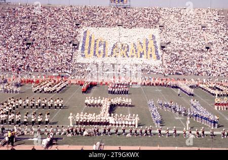 LOS ANGELES, CA - 6 OTTOBRE: Vista generale dello spettacolo dell'intervallo durante una partita NCAA tra gli Ohio State Buckeyes e UCLA Bruins il 6 ottobre 1962 al Los Angeles Memorial Coliseum di Los Angeles, California. (Foto di Hy Peskin) Foto Stock