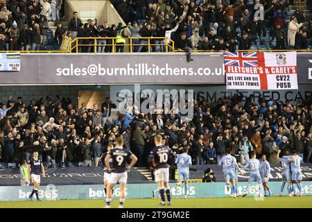 Londra, Regno Unito. 25 novembre 2023. I tifosi del Coventry City celebrano il loro secondo gol durante la partita dell'EFL Sky Bet Championship tra Millwall e Coventry City al Den, Londra, Inghilterra il 25 novembre 2023. Foto di Joshua Smith. Solo per uso editoriale, licenza necessaria per uso commerciale. Nessun utilizzo in scommesse, giochi o pubblicazioni di un singolo club/campionato/giocatore. Credito: UK Sports Pics Ltd/Alamy Live News Foto Stock