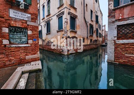 Venezia, Italia - 9 novembre 2023: Paesaggio urbano e canali di Venezia e colorata e antica architettura della città Foto Stock