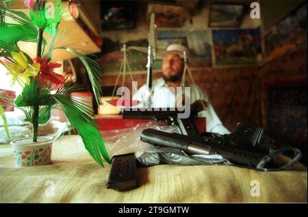 Pakistan waehrend der Krise 2001 22.09.2001, PAK, Pakistan, Provincia della frontiera nord occidentale, Peshawar: Auf dem Schwarzmarkt in Peshawar gibt es fast alles zu kaufen. Von Drogen ueber Waffen bis zu Kuehlschraenken und Computern. PAK, Pakistan, Provincia di frontiera nord-occidentale, Peshawar: Puoi comprare quasi tutto sul mercato nero di Peshawar. Dalla droga e dalle armi ai frigoriferi e ai computer. Credito: Imago/Alamy Live News Foto Stock