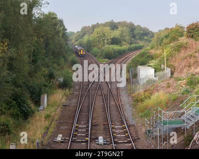 Northern Rail classe 158 treno diesel a più unità che passa per Whitwood Junction, Castleford, Yorkshire, con un passaggio di diamanti in primo piano Foto Stock