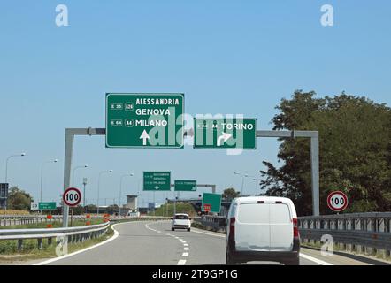 Indicazioni autostradali per le città italiane di Milano Torino Genova e altre località del Nord Italia Foto Stock