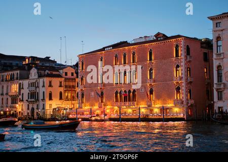 Venezia, Italia - 9 novembre 2023: Palazzo Pisani Gritti affacciato sul Canal grande, costruito nel XIV secolo in un lussuoso hotel in stile gotico veneziano Foto Stock