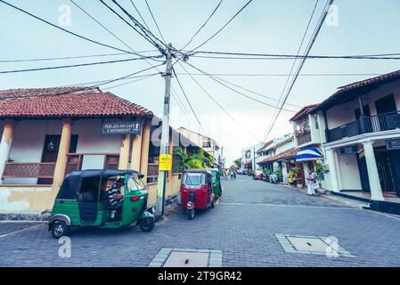 I tuk tuk aspettano le tariffe per le strade di Galle, in Sri Lanka Foto Stock