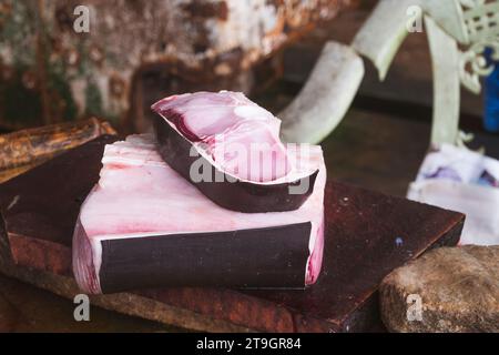 Grandi pezzi di tonno sono in vendita in una bancarella di Negombo, nello Sri Lanka Foto Stock