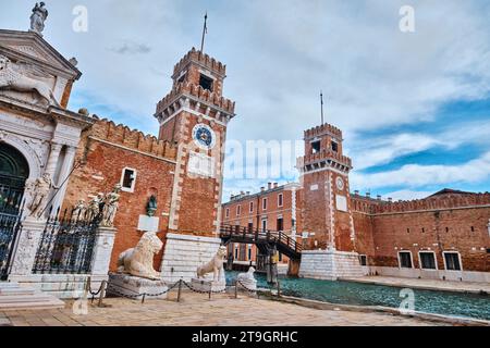 Venezia, Italia - 9 novembre 2023: Vista dal basso dell'ingresso all'ex cantiere navale dell'Arsenale di Venezia Foto Stock