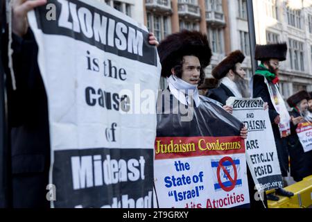 Londra, Regno Unito. 25 novembre 2023. Gli ebrei ortodossi pro-palestinesi hanno visto in mano striscioni e cartelli per sostenere i palestinesi durante la manifestazione. I sostenitori pro-palestinesi continuano a marciare nel centro di Londra per chiedere un cessate il fuoco permeato della guerra Israele-Gaza dopo la guerra scoppiata all'inizio di ottobre. Credito: SOPA Images Limited/Alamy Live News Foto Stock