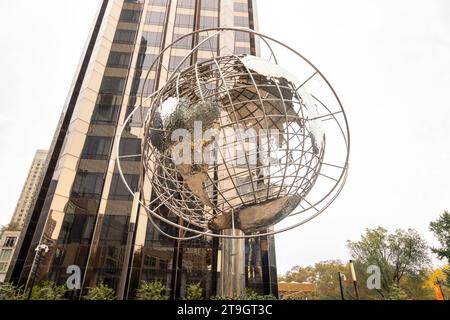Acciaio inossidabile globo a Columbus Circle fuori Trump International Hotel, Manhattan, New York City, Stati Uniti d'America. Foto Stock