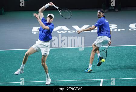 Jannik Sinner (a sinistra) e Lorenzo Sonego stanno sconfiggendo i serbi Novak Djokovic e Miomir Kecmanovic durante la semifinale di Coppa Davis 2023 al Palacio de Deportes Jose Maria Martin Carpena di Malaga, in Spagna. Data immagine: Sabato 25 novembre 2023. Foto Stock