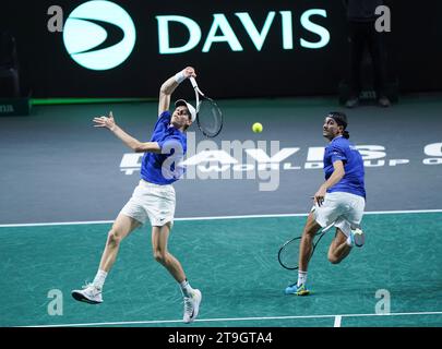 Jannik Sinner (a sinistra) e Lorenzo Sonego stanno sconfiggendo i serbi Novak Djokovic e Miomir Kecmanovic durante la semifinale di Coppa Davis 2023 al Palacio de Deportes Jose Maria Martin Carpena di Malaga, in Spagna. Data immagine: Sabato 25 novembre 2023. Foto Stock