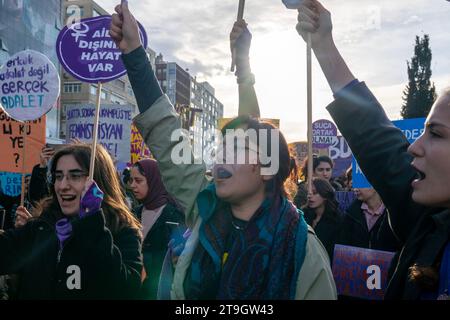 Sisli, Istanbul, Turchia. 25 novembre 2023. Le donne gridano slogan nella giornata internazionale per l'eliminazione della marcia delle donne violenceÂ AgainstÂ a Istanbul, 25 novembre 2023. (Immagine di credito: © tolga Uluturk/ZUMA Press Wire) SOLO USO EDITORIALE! Non per USO commerciale! Foto Stock