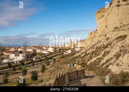 Vista panoramica del villaggio di Arguedas e delle grotte di Arguedas, in Spagna Foto Stock