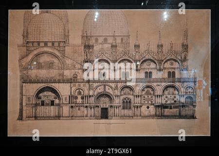 Venezia, Italia - 9 novembre 2023: Palazzo Ducale e chiesa di San Giorgio di maggiore sullo sfondo, vista da Piazza San Marco Foto Stock