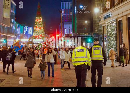 Glasgow, Scozia, Regno Unito. 25 novembre 2023. Mercatino di natale di St enoch Square sul miglio stile. George Square Winterfest Chaos poiché l'evento che avrebbe dovuto aprire alle 16:00 era in ritardo quando i componenti elettrici erano pronti per il bot e il cartello Winterfest era solo una festa mentre il personale scorreva sullo sfondo folle massicce si aggiravano dietro barriere metalliche con bambini freddi mentre le code si estendevano intorno al quadrato. Un evento simile in piazza st enoch ha subito lo stesso problema Credit Gerard Ferry/Alamy Live News Foto Stock