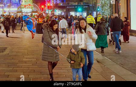 Glasgow, Scozia, Regno Unito. 25 novembre 2023. Mercatino di natale di St enoch Square sul miglio stile. George Square Winterfest Chaos poiché l'evento che avrebbe dovuto aprire alle 16:00 era in ritardo quando i componenti elettrici erano pronti per il bot e il cartello Winterfest era solo una festa mentre il personale scorreva sullo sfondo folle massicce si aggiravano dietro barriere metalliche con bambini freddi mentre le code si estendevano intorno al quadrato. Un evento simile in piazza st enoch ha subito lo stesso problema Credit Gerard Ferry/Alamy Live News Foto Stock