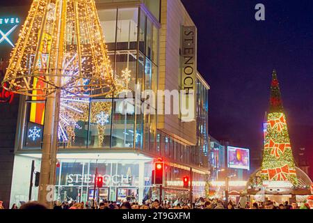 Glasgow, Scozia, Regno Unito. 25 novembre 2023. Mercatino di natale di St enoch Square sul miglio stile. George Square Winterfest Chaos poiché l'evento che avrebbe dovuto aprire alle 16:00 era in ritardo quando i componenti elettrici erano pronti per il bot e il cartello Winterfest era solo una festa mentre il personale scorreva sullo sfondo folle massicce si aggiravano dietro barriere metalliche con bambini freddi mentre le code si estendevano intorno al quadrato. Un evento simile in piazza st enoch ha subito lo stesso problema Credit Gerard Ferry/Alamy Live News Foto Stock