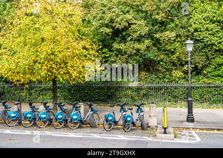 La fila di una bicicletta attraccata è disponibile per il noleggio di un'azienda di bike sharing a St Stephen's Green, Dublino, Irlanda. Foto Stock